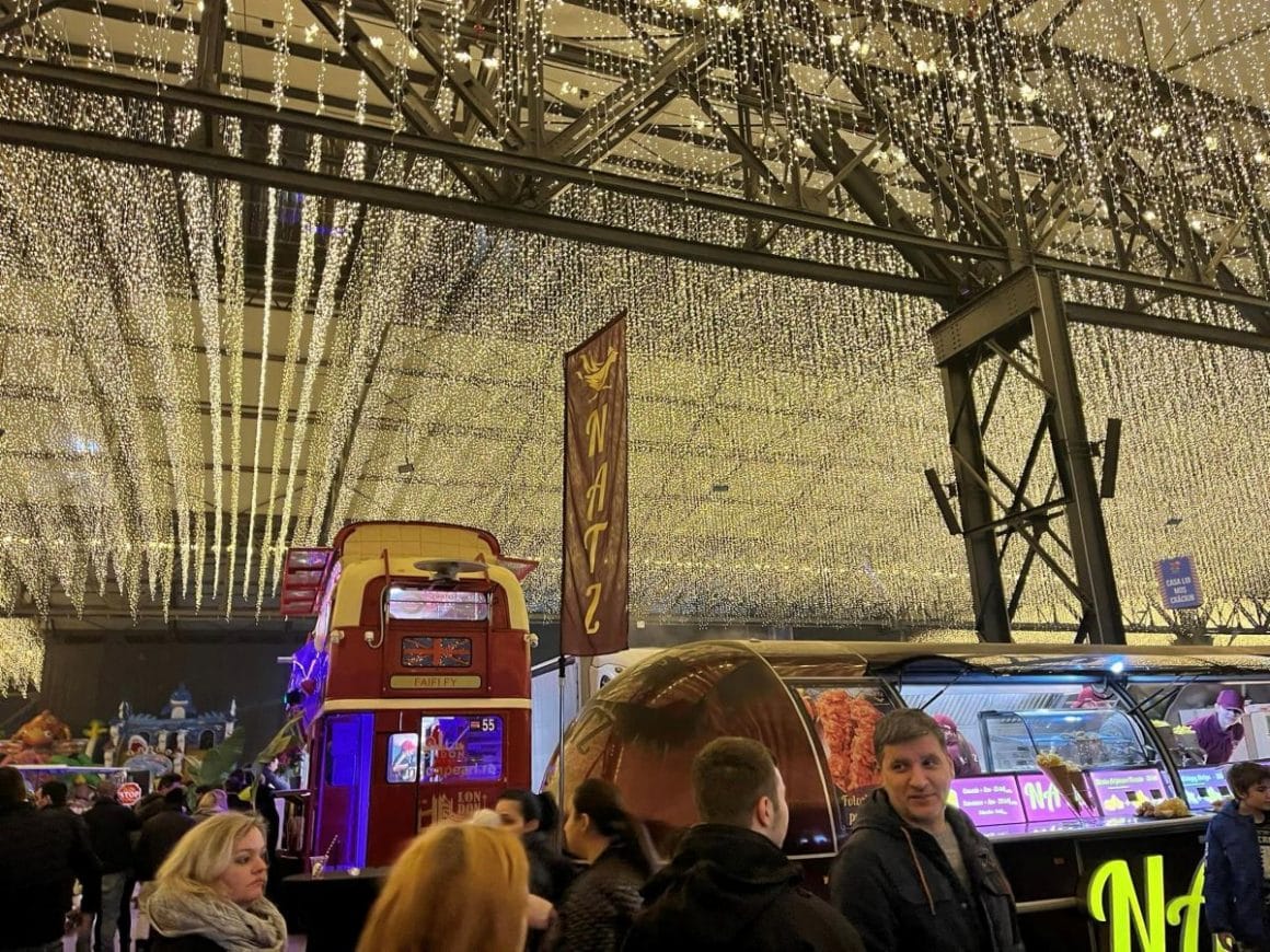 mai mulți oameni vizitează targul de craciun de la hala laminorul