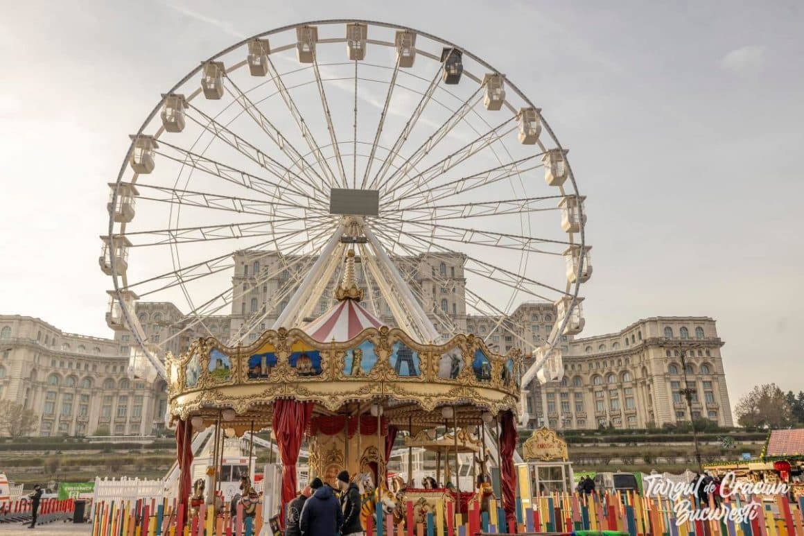 o fotografie panoramică cu roata instalată la targul din piața constituției, unul dintre cele mai frumoase targuri de craciun din romania