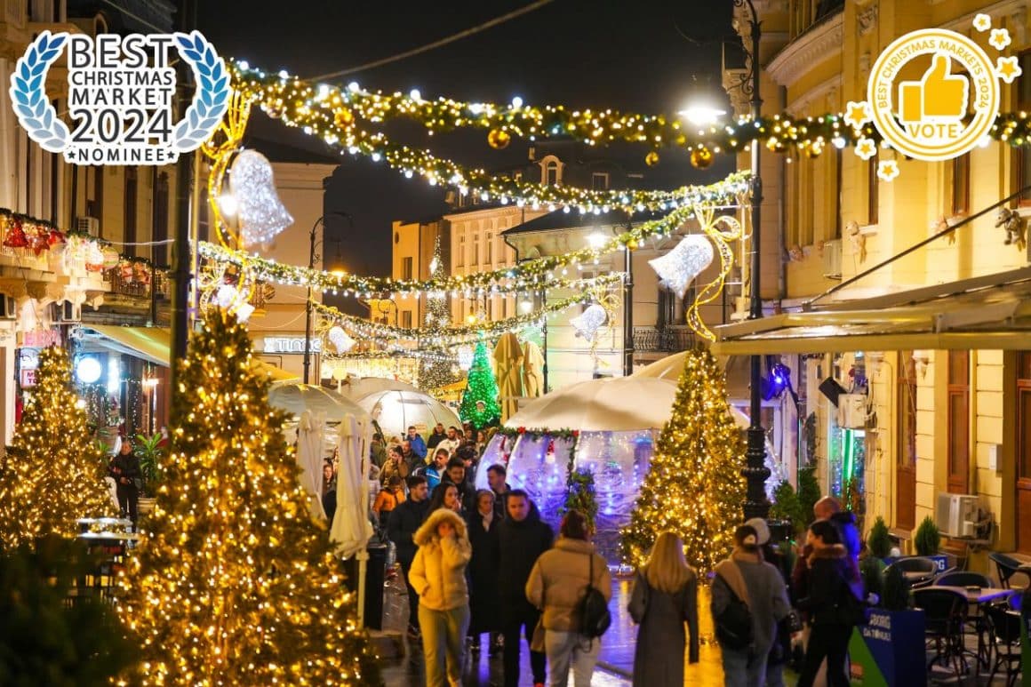 mai mulți oameni se plimbă printre standurile de la targul de crăciun de la craiova,