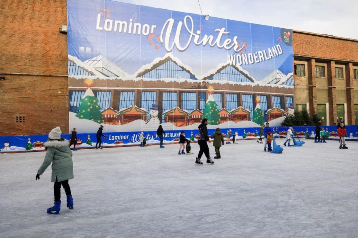 mai mulți copii patinează pe gheața din fata targului de craciun de la hala laminorul