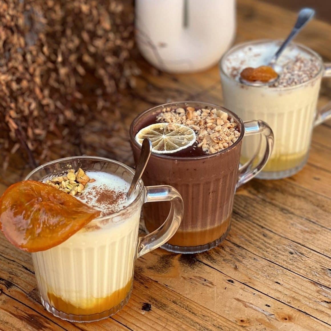 ciocolată caldă albă și neagră la Hygge Social Kitchen. Unde ieșim în București la băuturi calde, de iarnă.