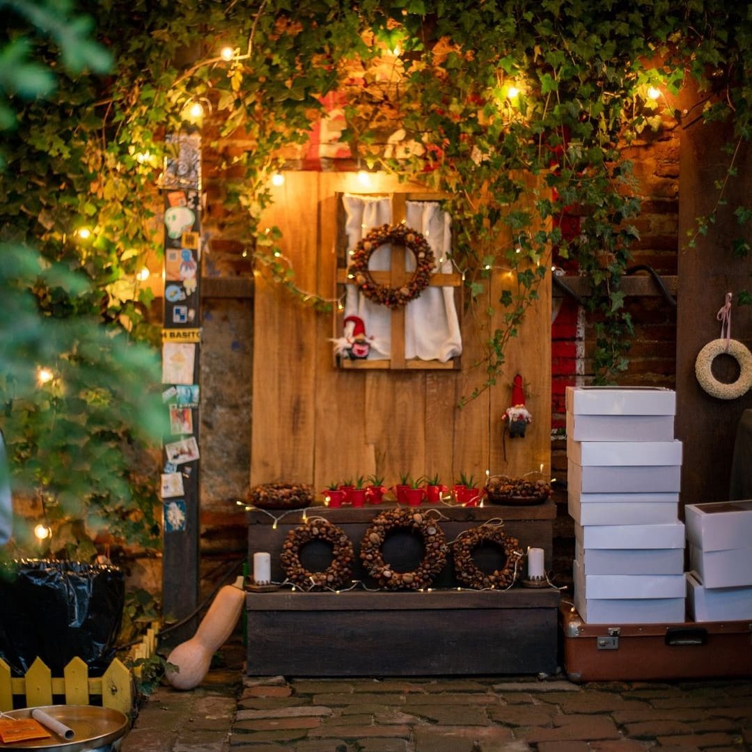 decorul de crăciun instalat in curtea jai bistrot din București. Locații de Crăciun din București