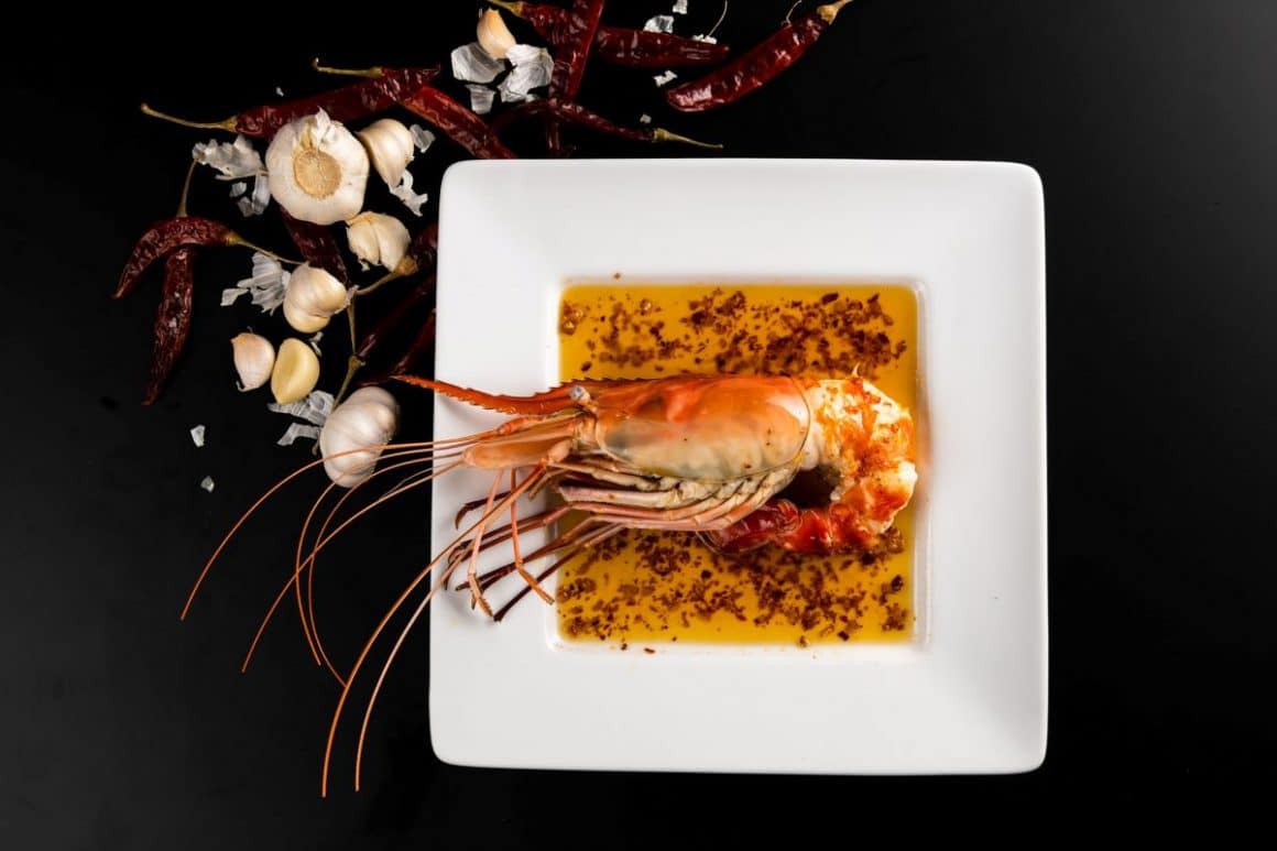 un preparat gourme cu fructe de mare servit la petrecerea de revelion exotic 