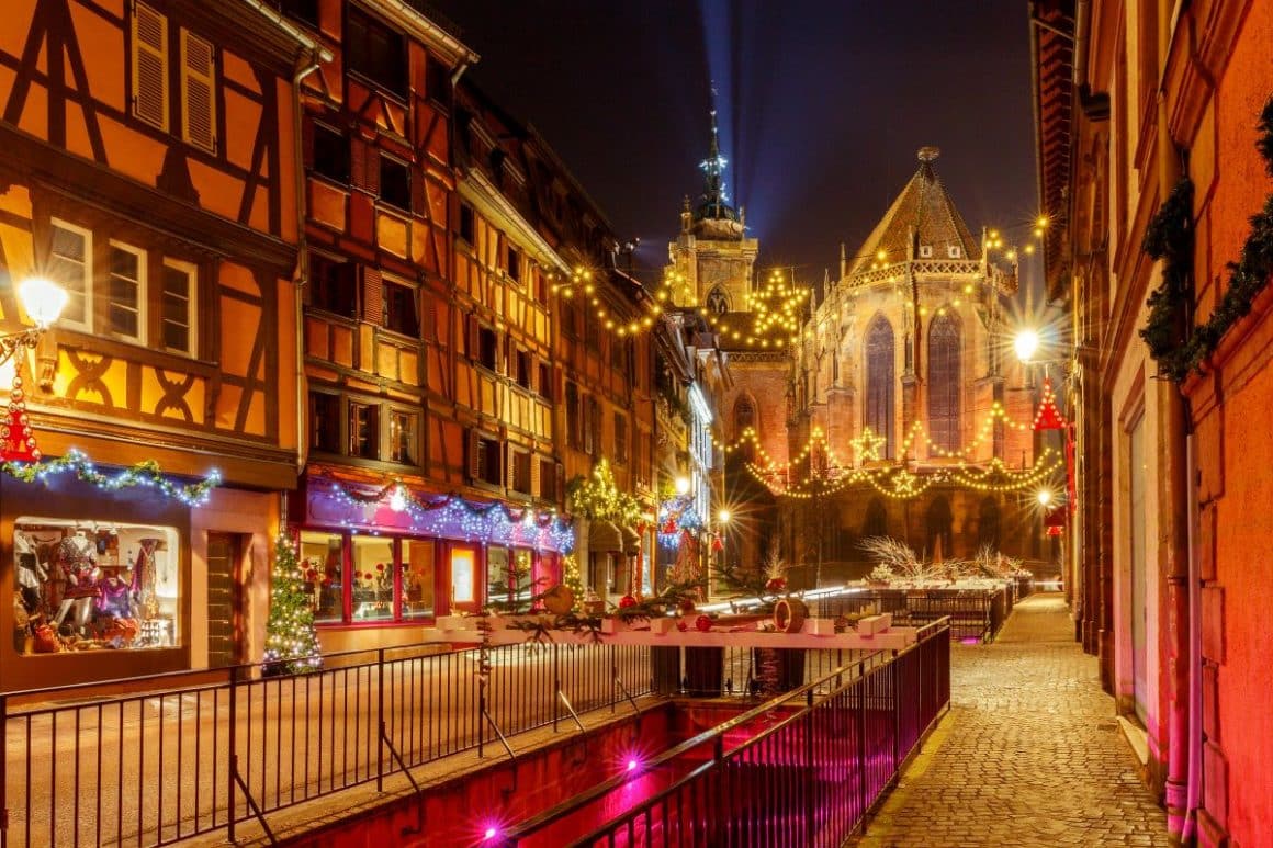 una dintre strădutele pitoresti de crăcin in colmar, cu multe decorații de iarnă și case foarte frumoase