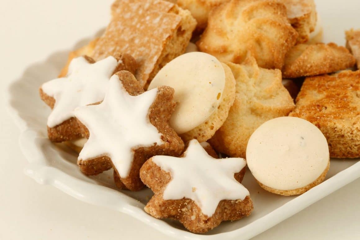 mai mulți biscuiți glazurați pe o farfurie albă