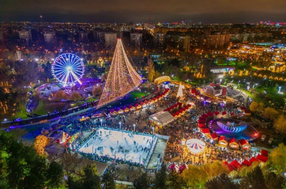 o fotografie aeriană a targului de craciun din drumul taberei, cu luminițe și casuțe, unul dintre cele mai frumoase târguri de Crăciun din România 2023