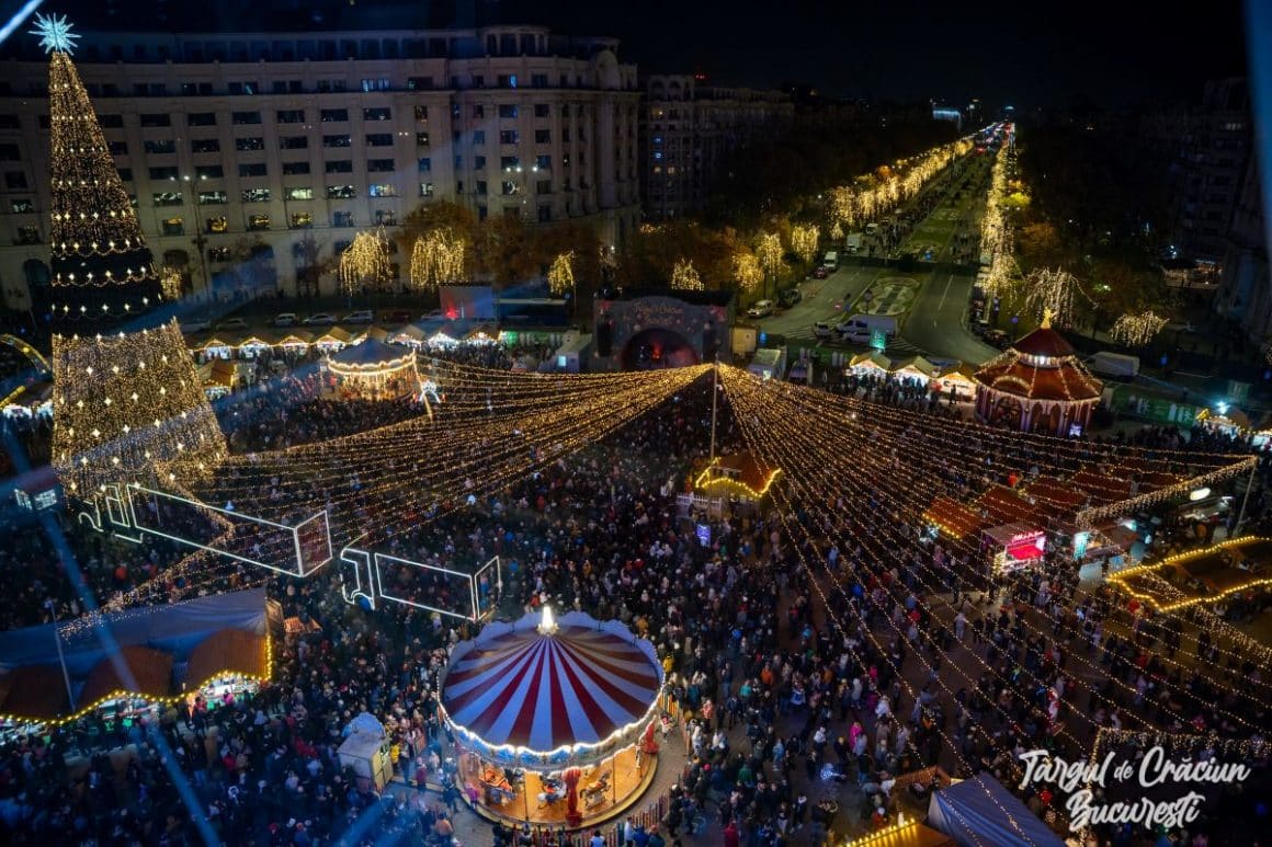 o fotografie aeriană a targului de craciun din piata constituției, cu luminițe și casuțe, unul dintre cele mai frumoase târguri de Crăciun din România 2023