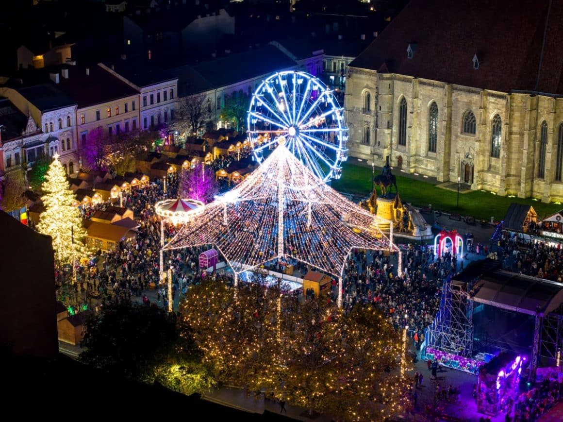 o fotografie aeriana panoramică cu cele două târguri de crăciun din cluj și o roată mare, luminată
