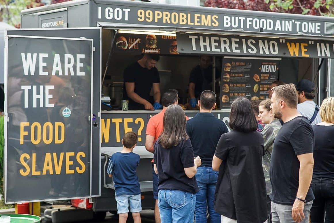 mai multi tineri stau la coadă la un food truck la festival. Cele mai bune food trucks