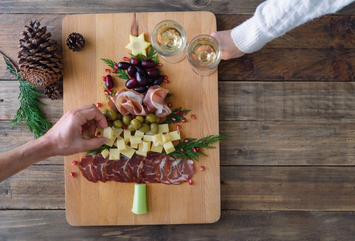 Platou festiv cu brânză și mezeluri in forma de bradut. Aperitive festive