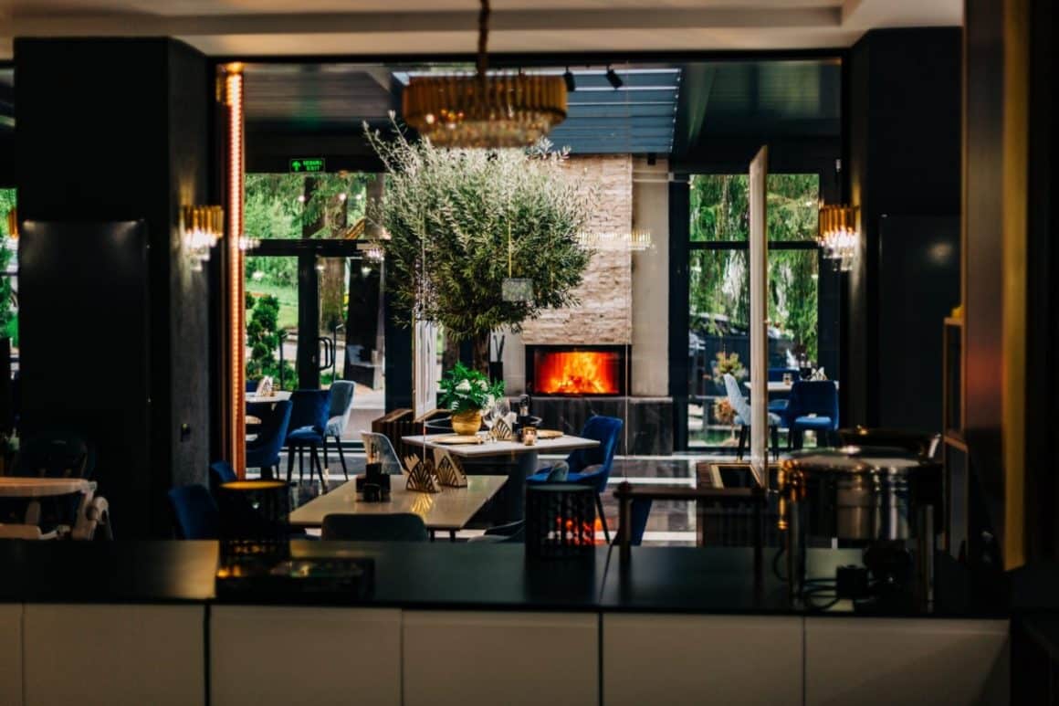 Interiorul elegant, cu semineu, de la restaurant Noi predeal. Restaurante din Predeal