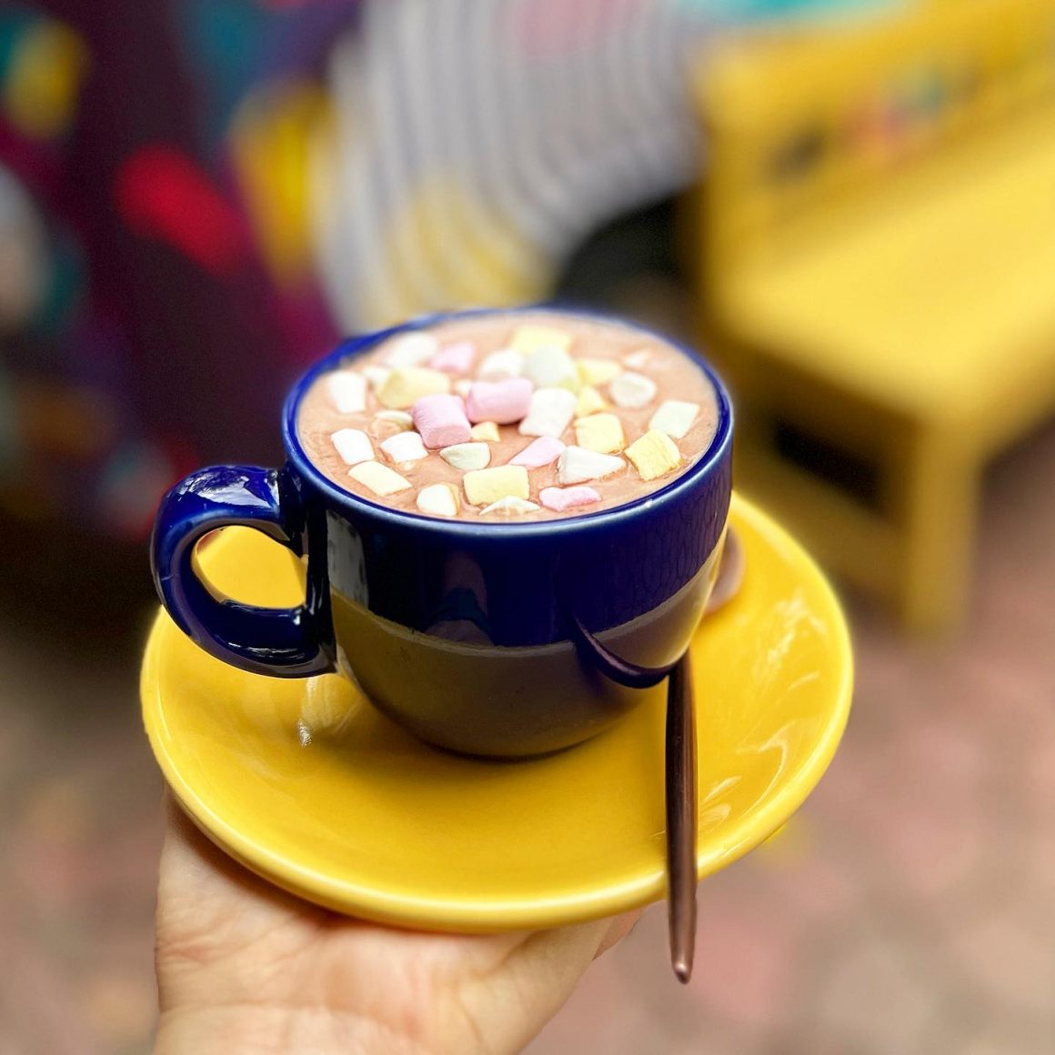 ciocolata calda cu bezele de la Acuarela Bucuresti. Unde ieșim în București la băuturi calde, de iarnă.