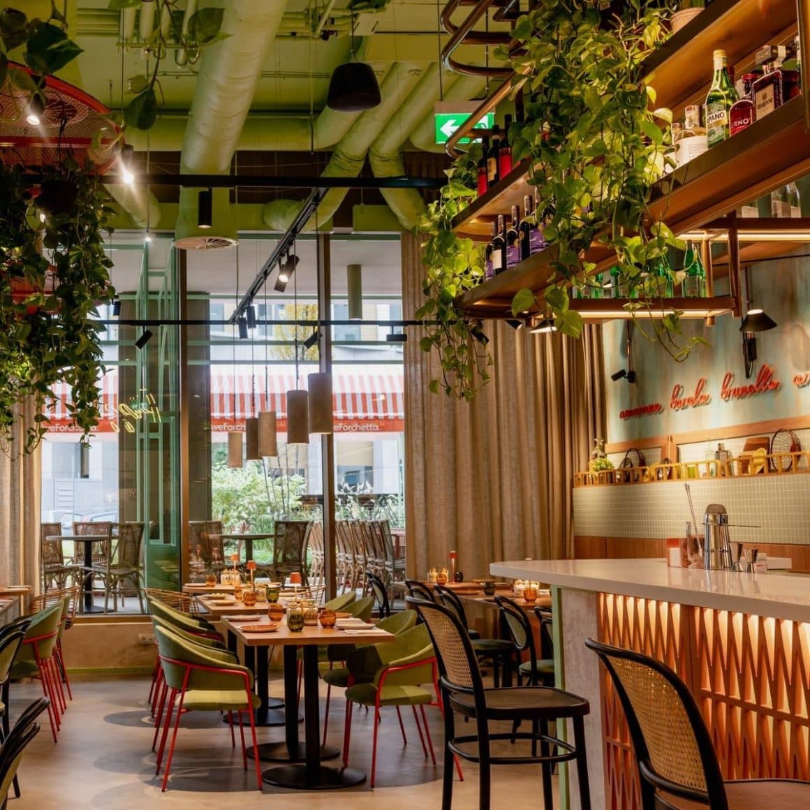 Interiorul spatios de la Ave Forchetta