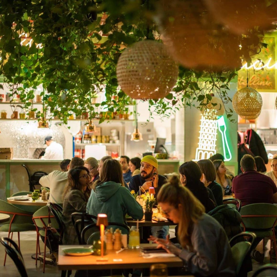 mai multi oameni iau masa la Ave Forchetta. restaurante pentru grupuri mari