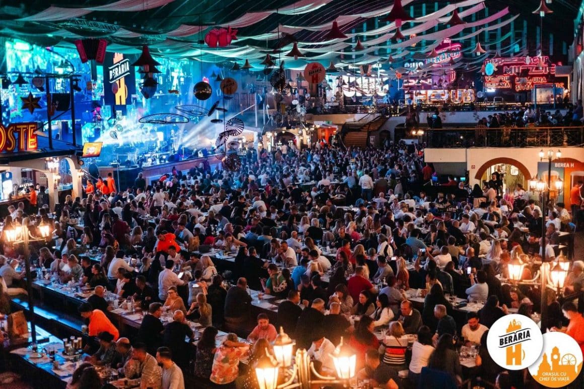 foarte multi oameni adunati la un loc la restaurant Berăria H. restaurante pentru grupuri mari