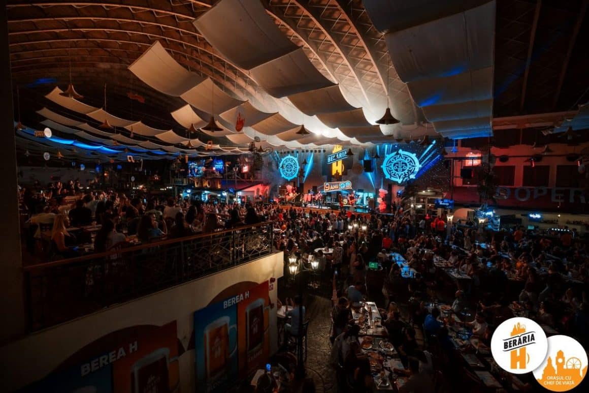 imagine din interiorul Berăriei H din Bucuresti, cu spațiu foarte mare, mese multe si scena de concerte