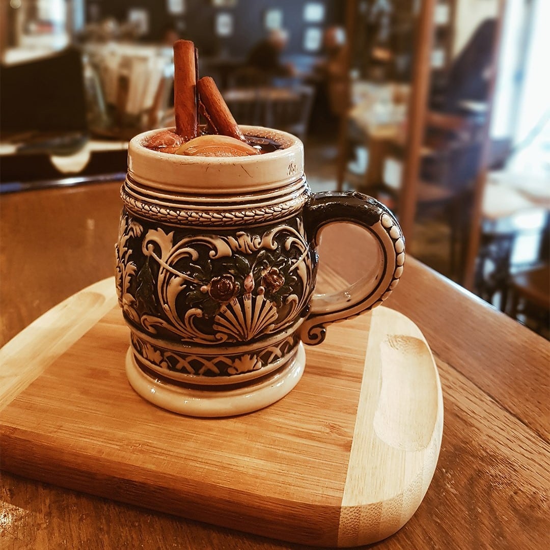 cana cu vin fiert la Camera din fata Bucuresti. Unde ieșim în București la băuturi calde, de iarnă.