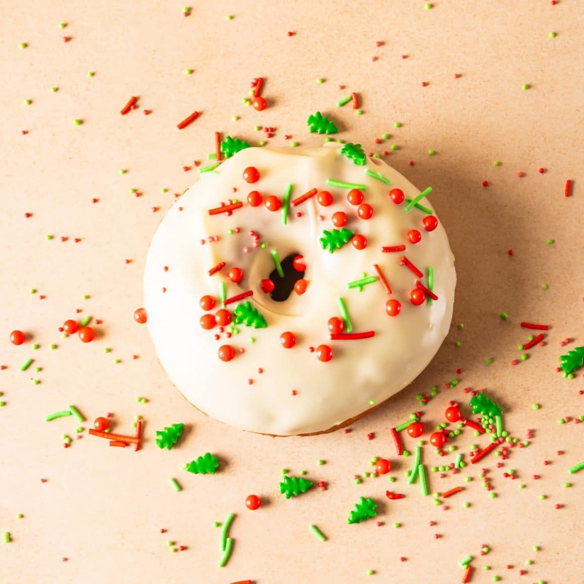 Surprise de Noël, o prăjitură din cocă de cozonac, îmbogățită cu nucă de țară, scufundată in glazură de ciocolată albă și pregătită de festivități. casa Capșa