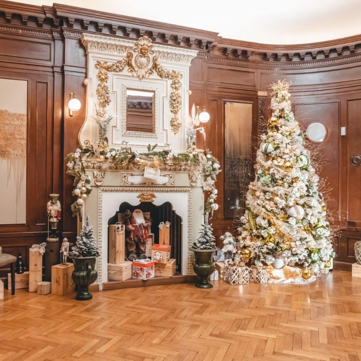 un brad a fost decoarat abundent lângă un șemineu și mai multe cadouri împachetate la restaurant Ciao Niki. Locații de Crăciun din București