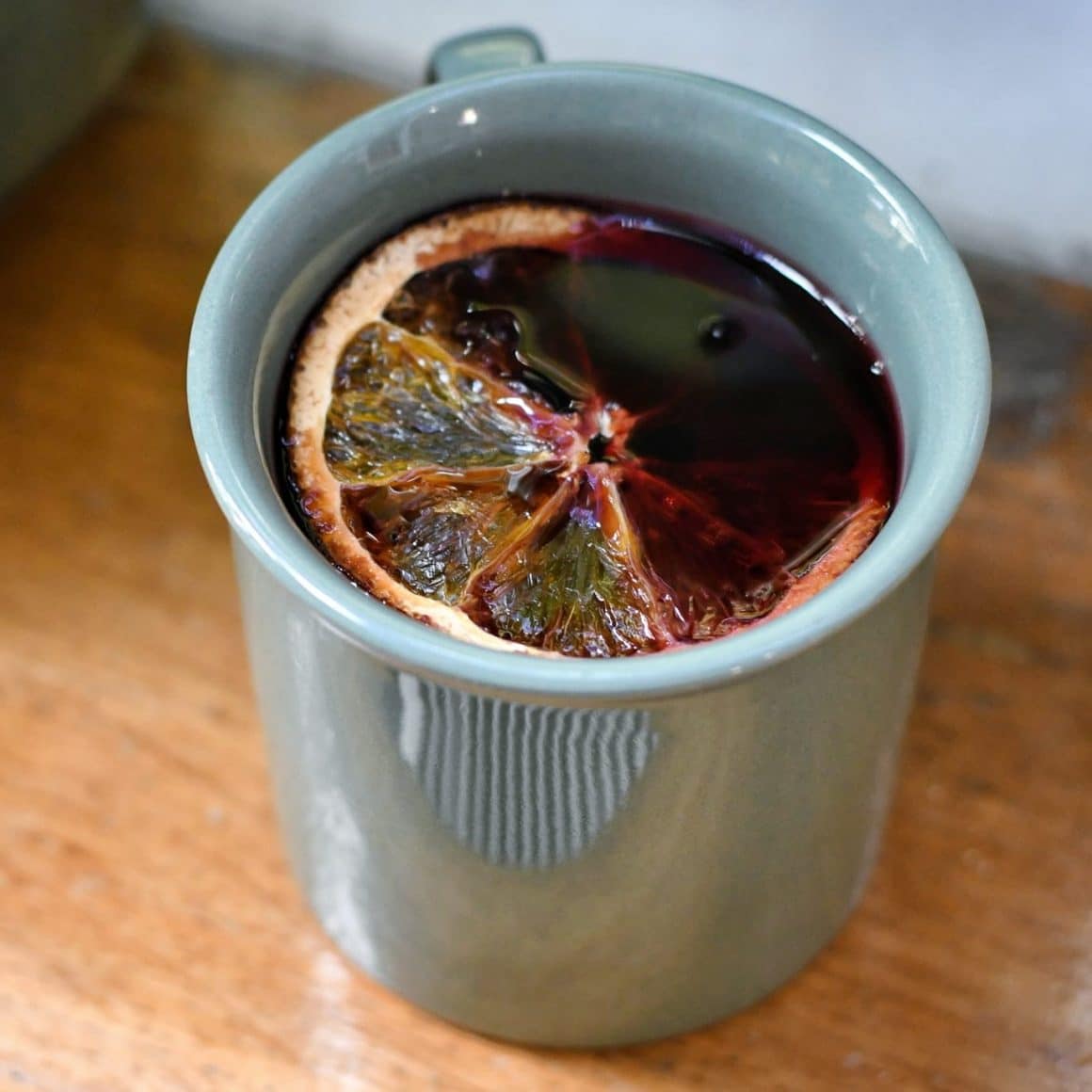 cana cu vin fiert si cu o felie de portocala, la greentea. Unde ieșim în București la băuturi calde, de iarnă.