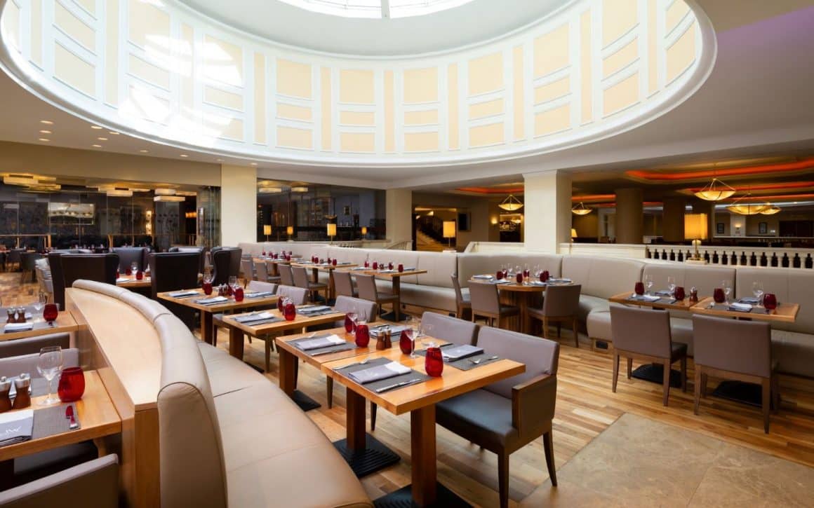 sala de mese elegantă la restaurant JW Steakhouse București