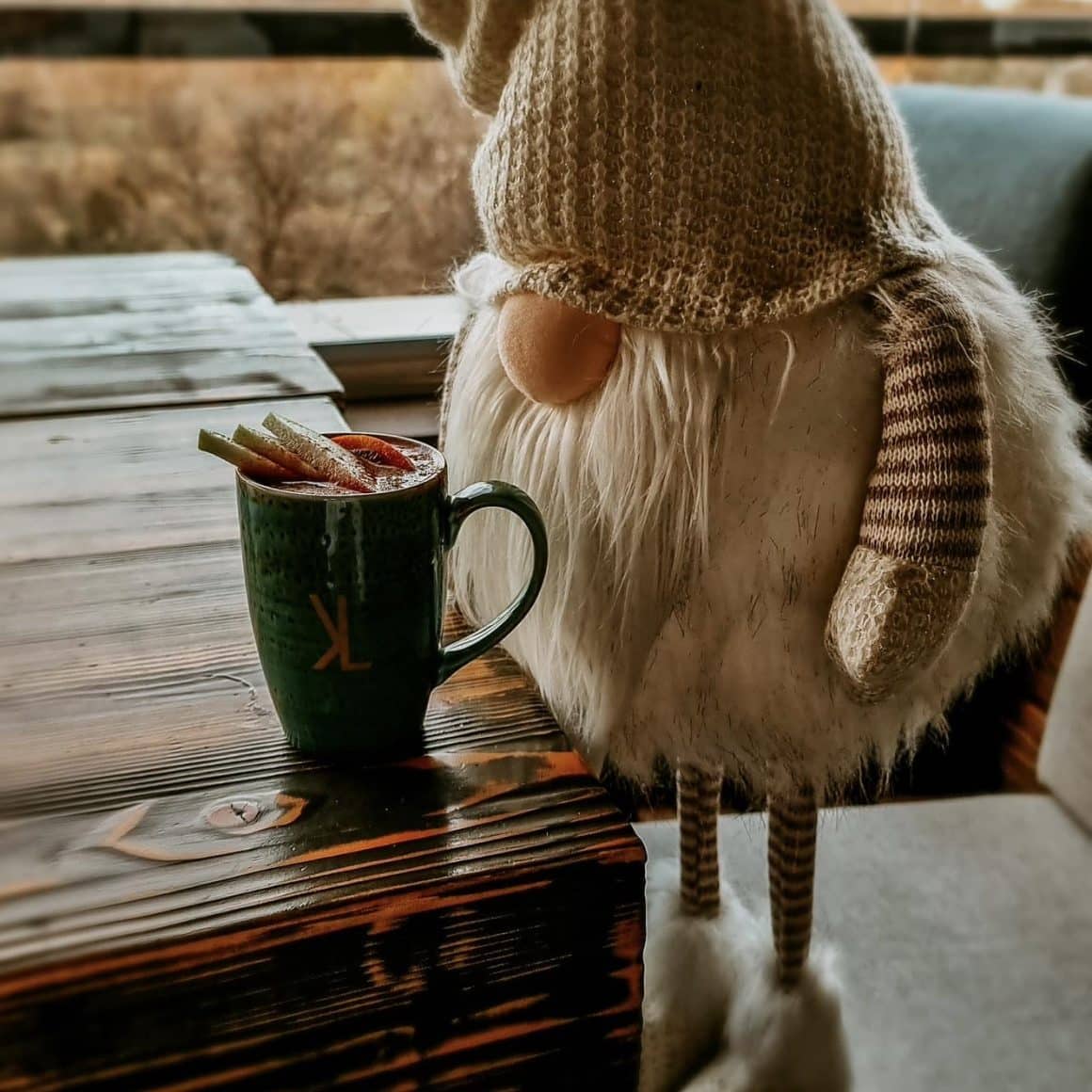 un gnom de craciun in dreptul unei cani cu fiert la Klandestin București