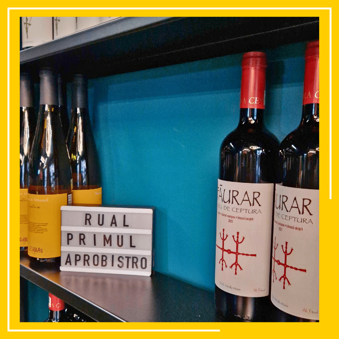 sticle de vin si un element decorativ cu rual primul aprobistro