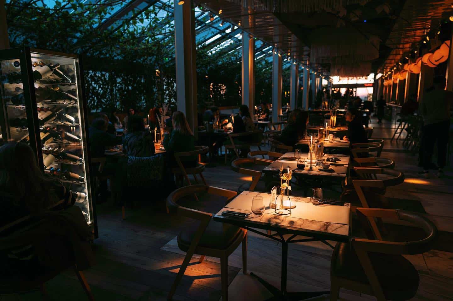 linea closer to tha moon, restaurante bucurești. Fotografit seara, cu lumina difuza, si mai multe mese cu oaspeti