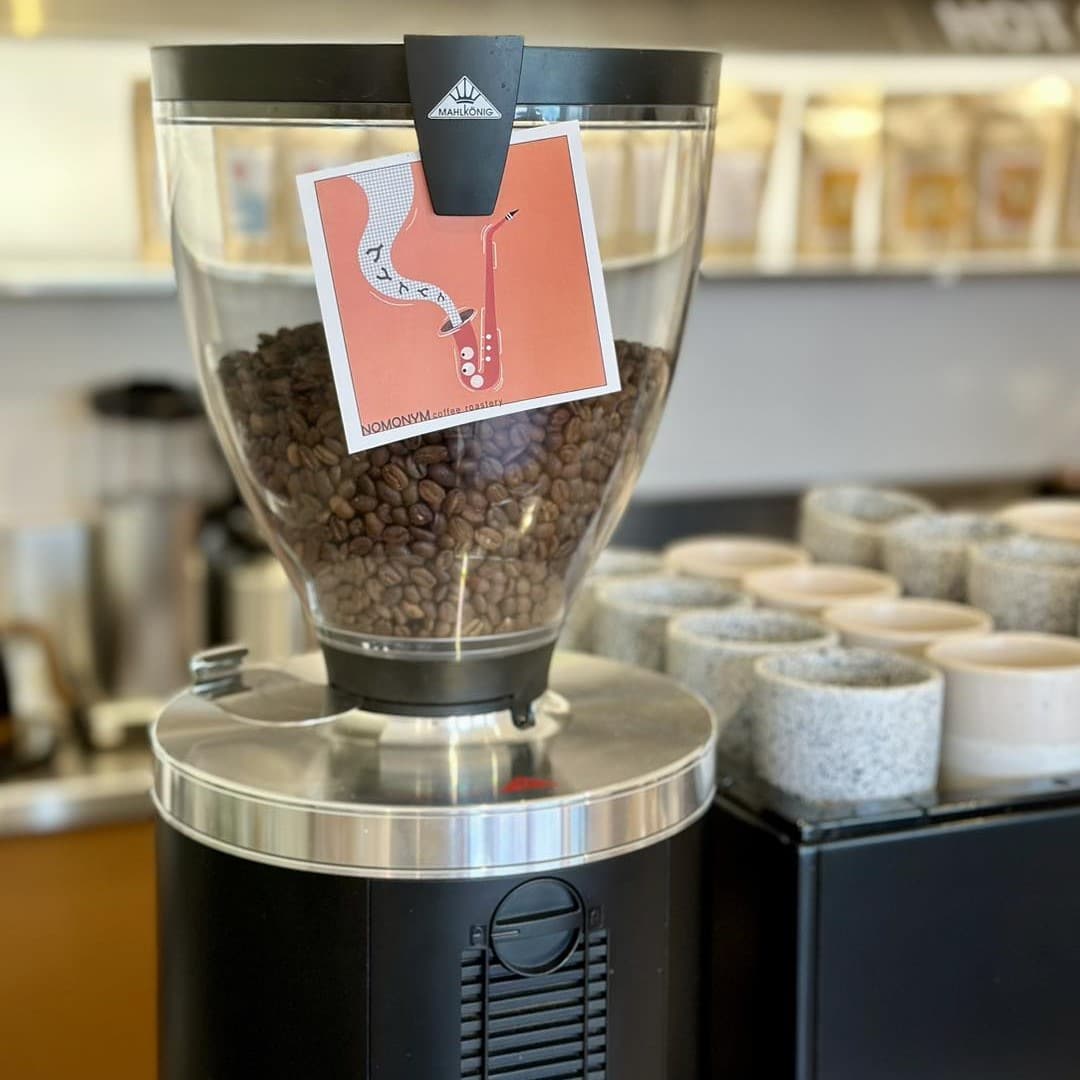 boabe de cafea intr-un aparat de ransit