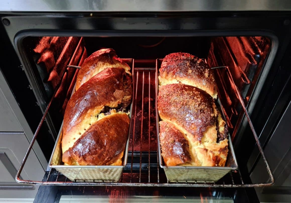 2 cozonaci in tava proaspta scosi din cuptor. Rețete de cozonac