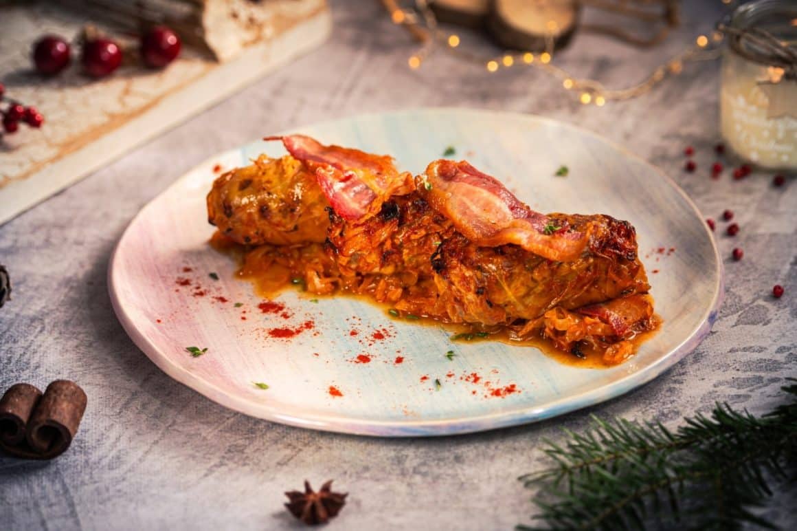 Sarmale cu carne de porc, pasta de roșii și ardei dulce