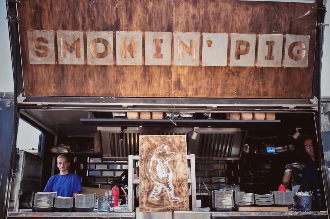 furgoneta smokin pig, una din Cele mai bune foodtrucks