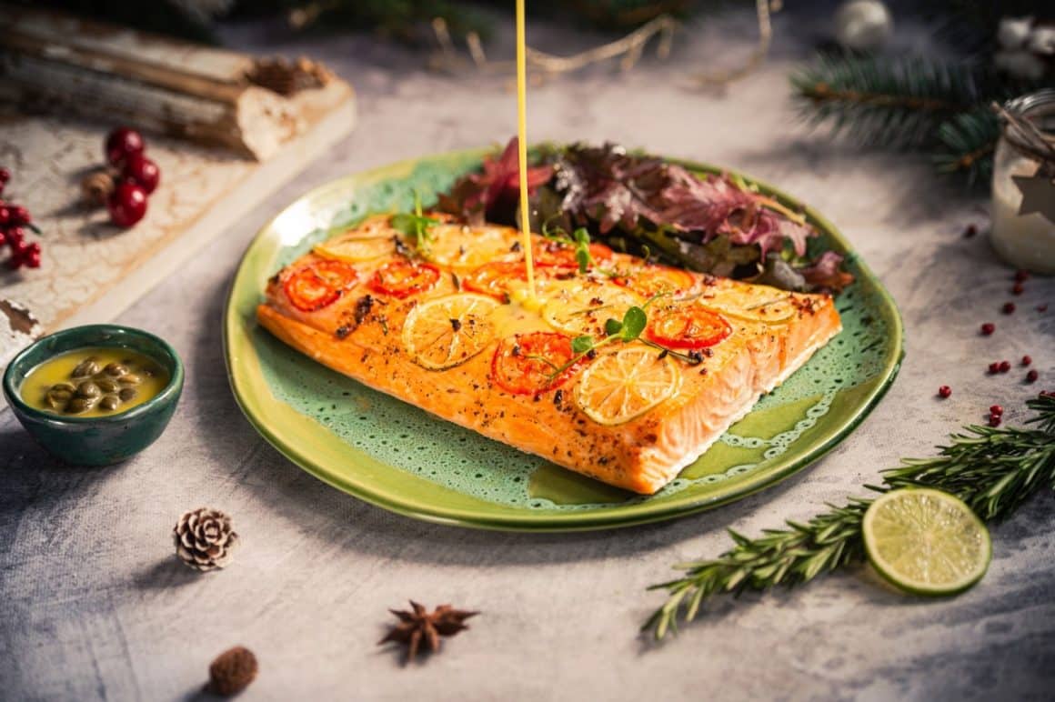 File de somon copt cu roșii cherry și lime de la LifeBox de unde poți da comandă masa de Crăciun