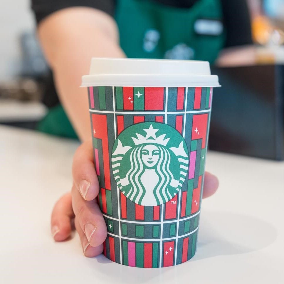 pahar de cafea sturbucks in culorile Craciunului