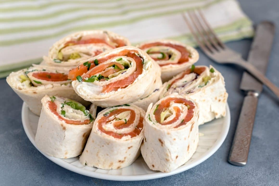 Rulouri de tortilla cu somon si branza. Aperitive festive