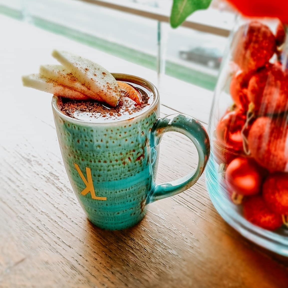 cana cu vin fiert aromata cu felii de mar si portocala la Klandestin. Unde ieșim în București la băuturi calde, de iarnă.