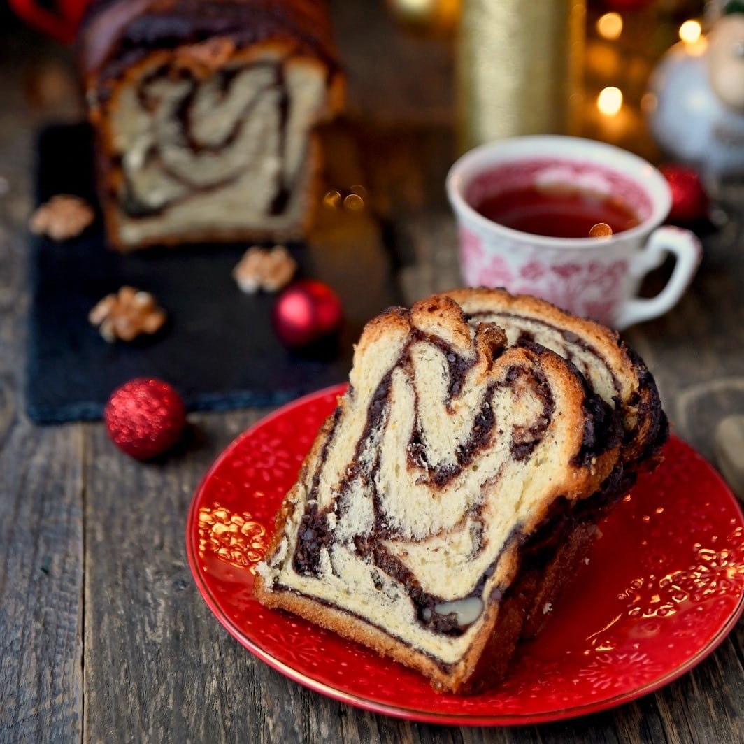 felii de cozonac alaturi de o ceasca de ceai la Zexe Braserie Unde ieșim în București la băuturi calde, de iarnă.