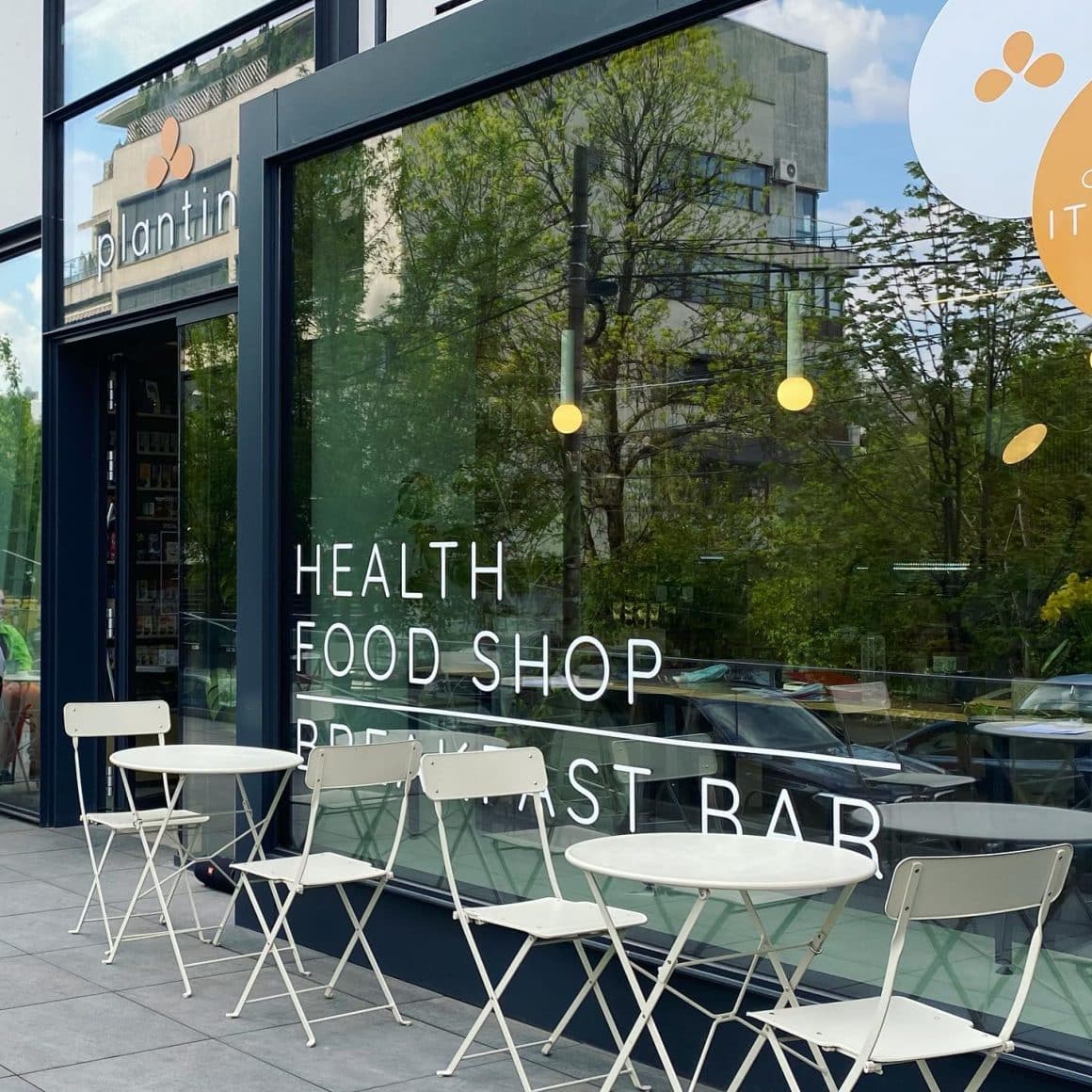 cateva mese afara pe terasa la Plantini de la One Herăstrău Plaza. Restaurante vegane București