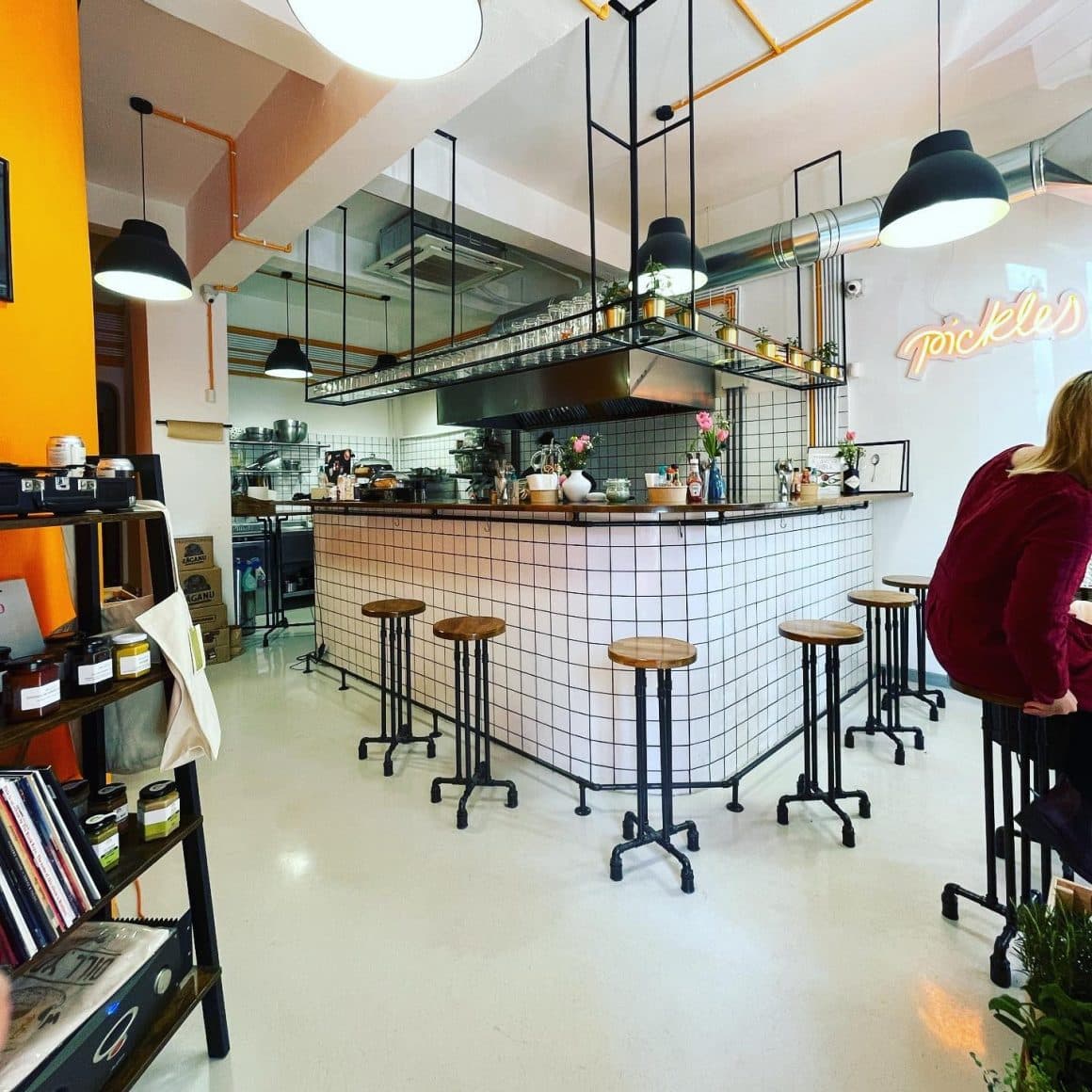 Interiorul restaurantului Pickles București. Unde mâncăm ieftin și bun în București