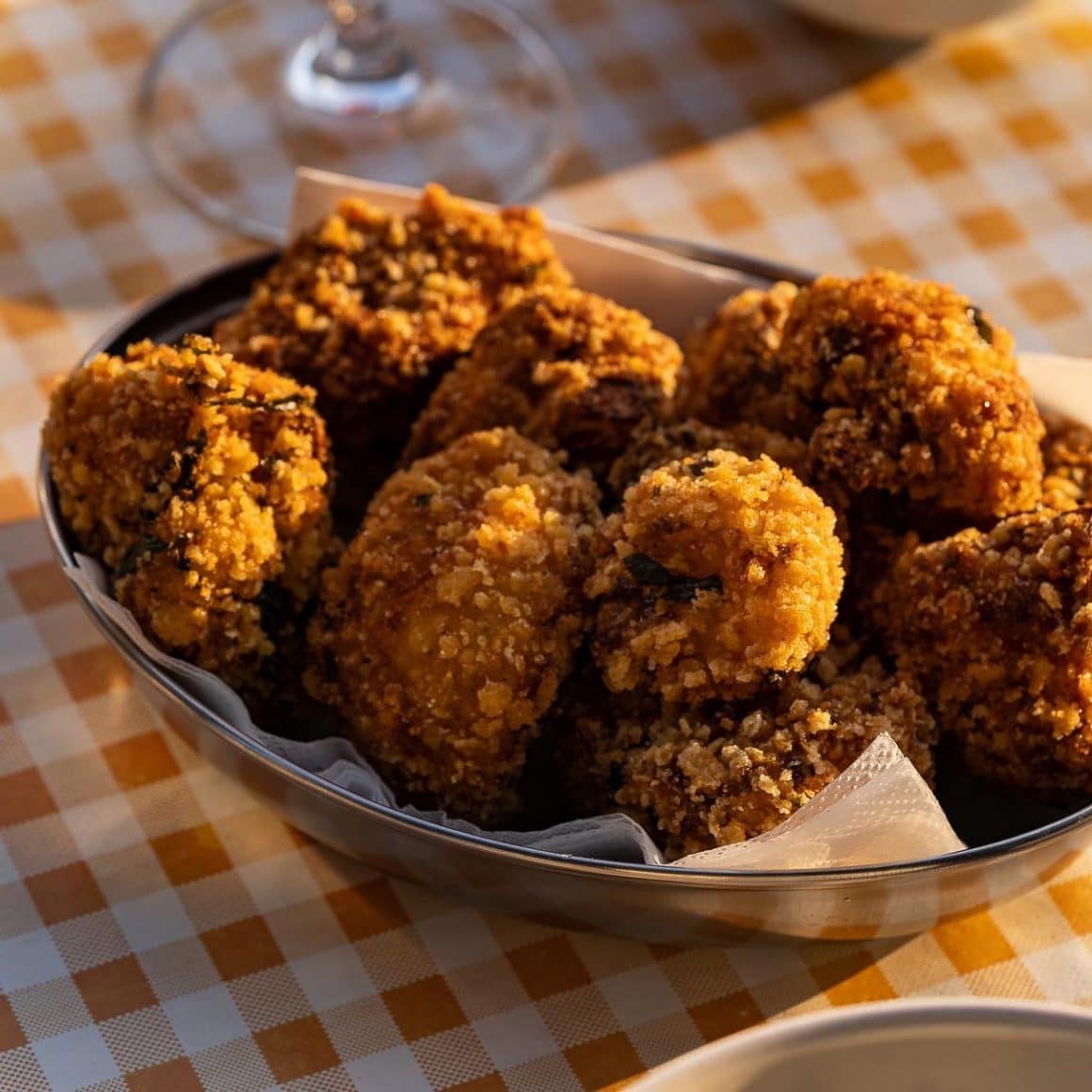 bol din inox plin cu chifetele prajite de la Balls. Unde mâncăm ieftin și bun în București