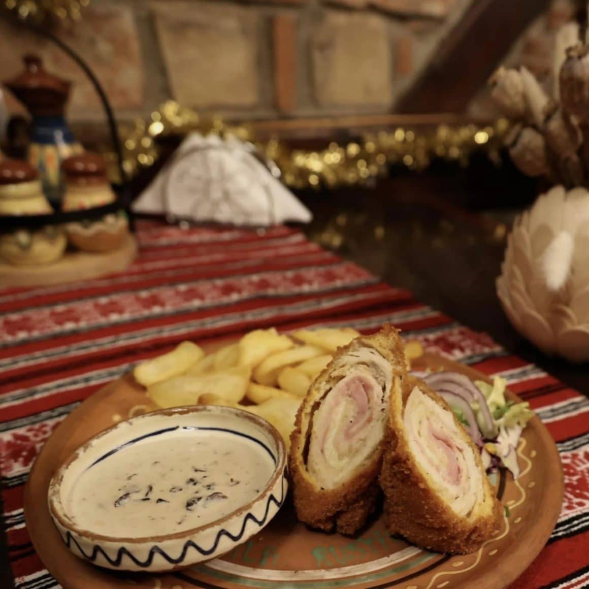 rulou de pui si cartofi de la Vila Rustik. restaurante din Straja