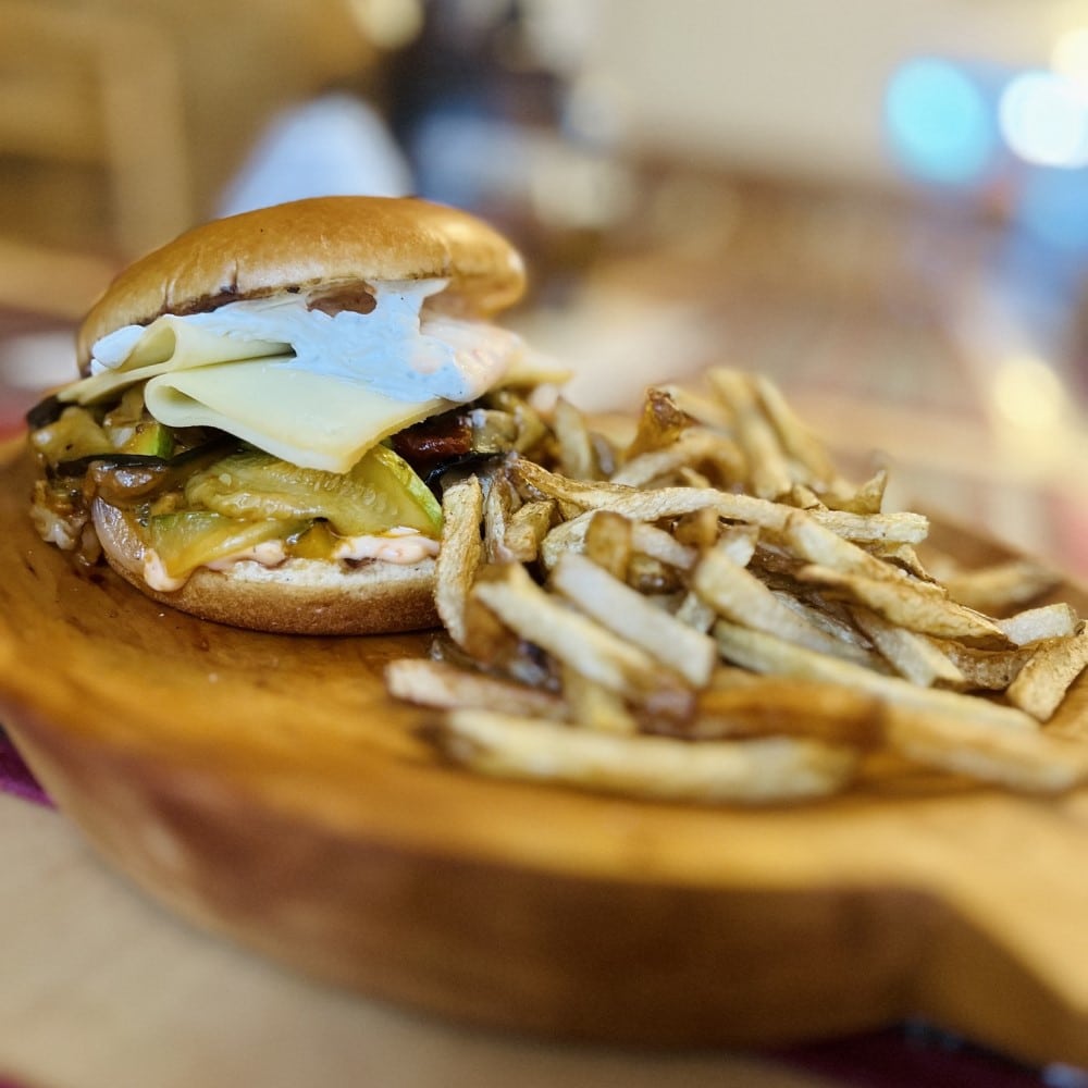 burger cu cartofi prăjiți de la Casa Miorita. restaurante din Straja