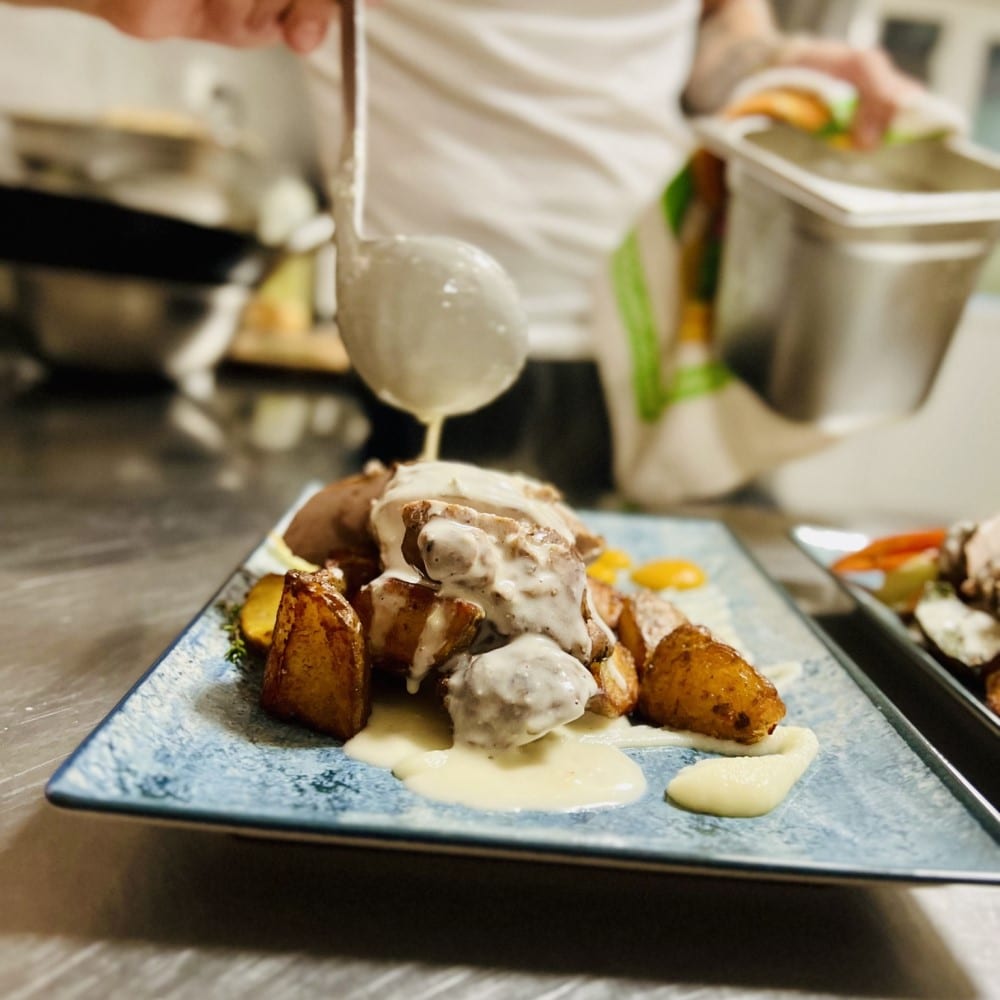 cartofi la cuptor si pui cu sos la Casa Miorita. restaurante din Straja