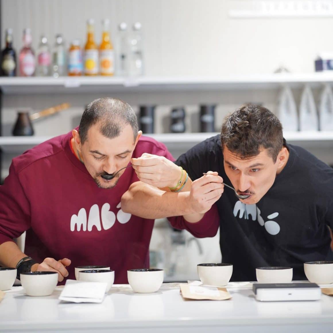 Bogdan Georgescu degusta cafea de specialitate