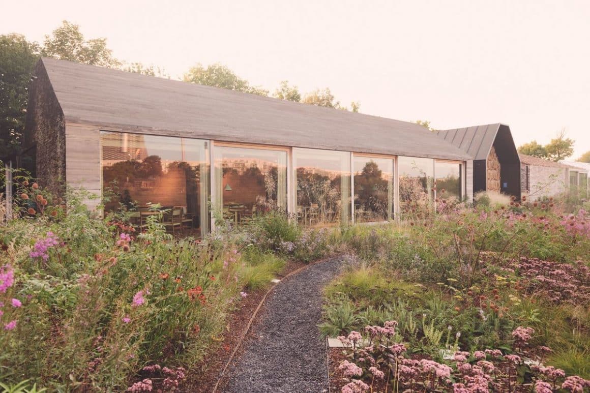 exteriorul restaurantului noma din Copenhaga, cu multe pante și o alee pietruită