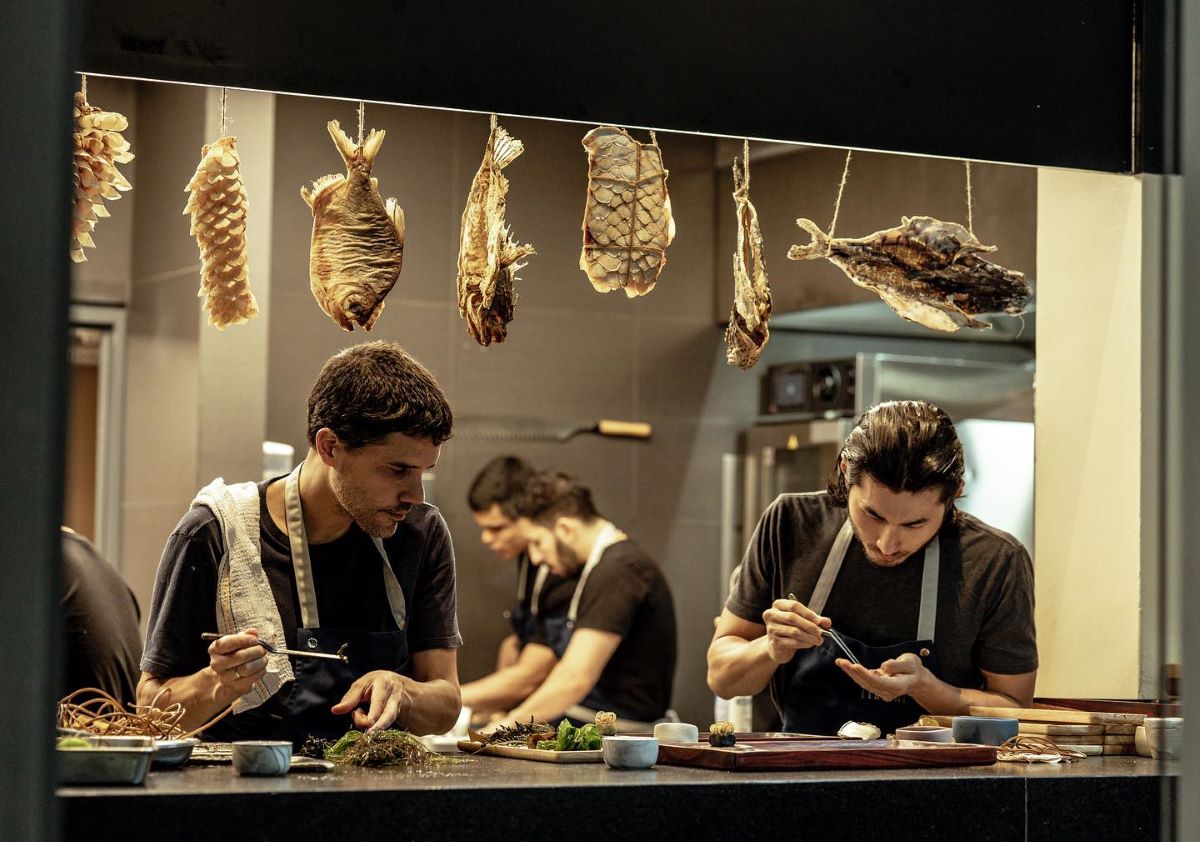 mai mulți bucătari lucrează în bucătăria unui restaurant