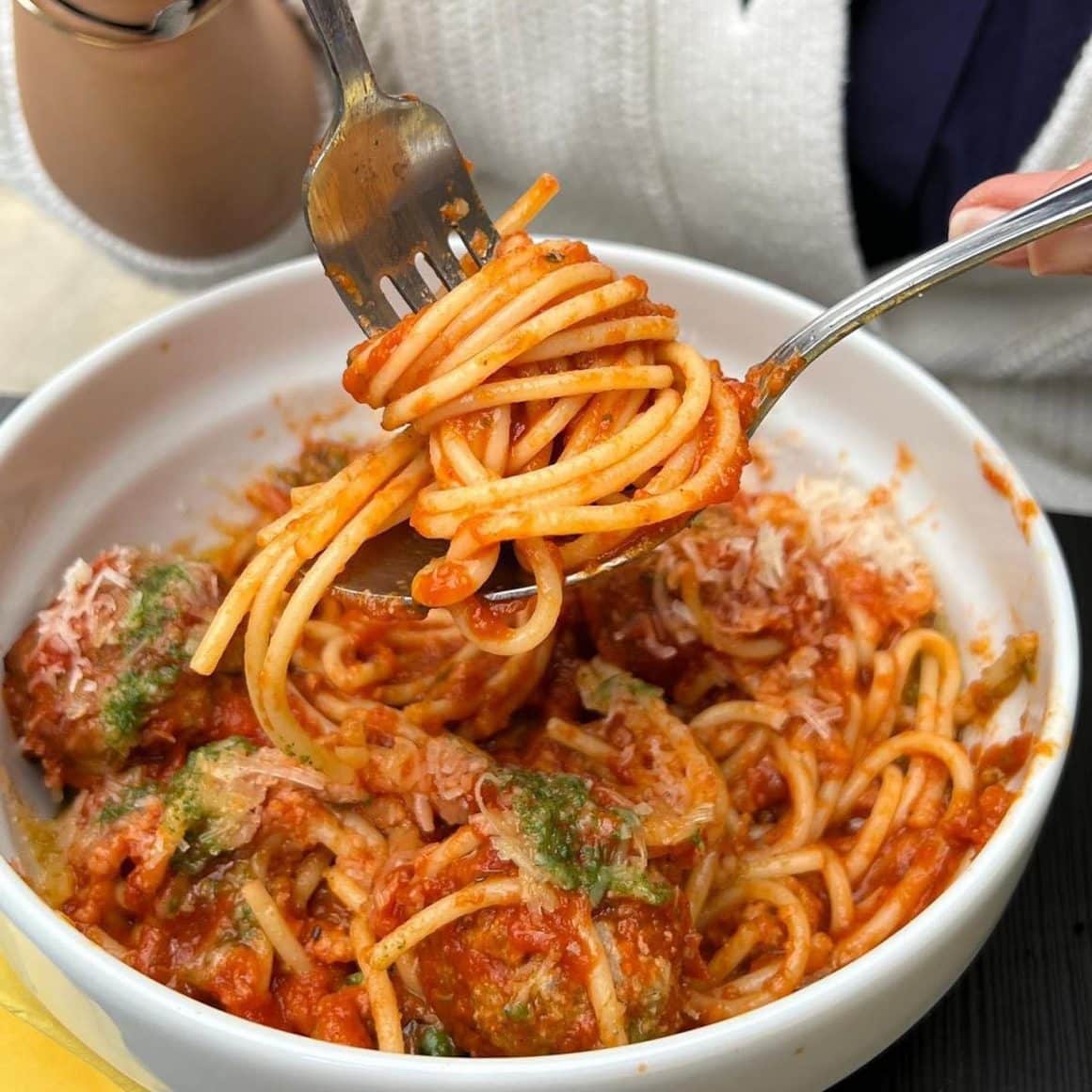 close up cu un bol cu spaghetti & meatballs. La Balls. Unde mâncăm ieftin și bun în București 