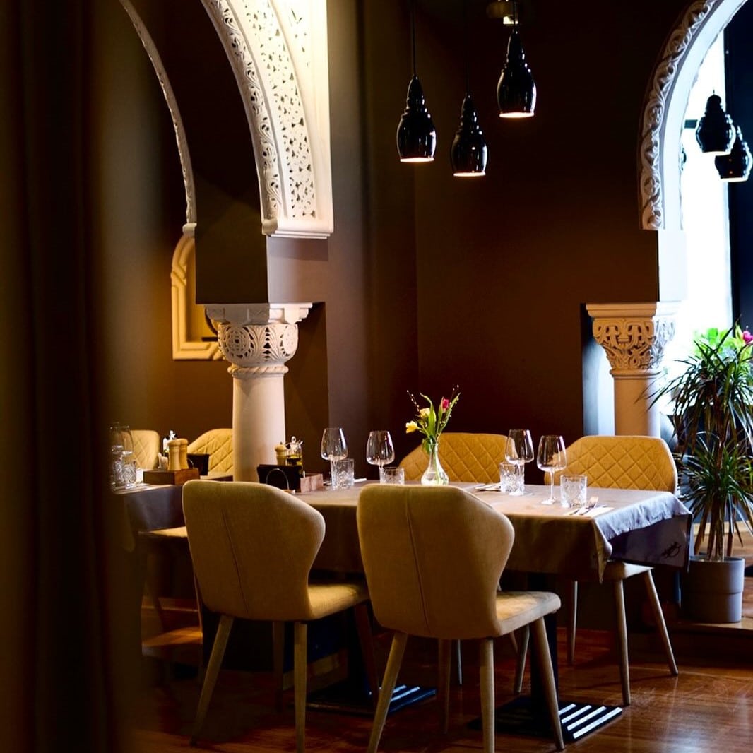 imagine cu sala de mese la restaurant Aubergine Aviatorilor. Restaurante vegane București