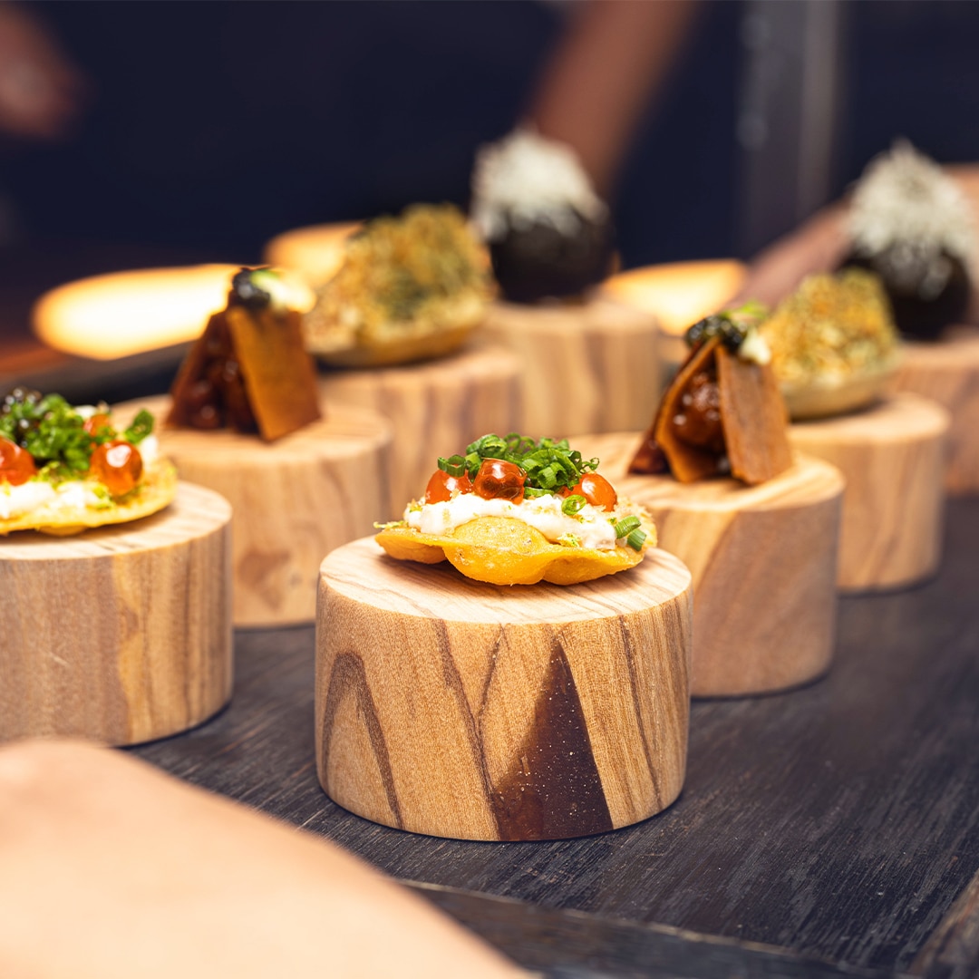 o farfurie fine dining, cu multe elemente decorative, servit într-unul dintre restaurantele moderne din destinatii culinare de top