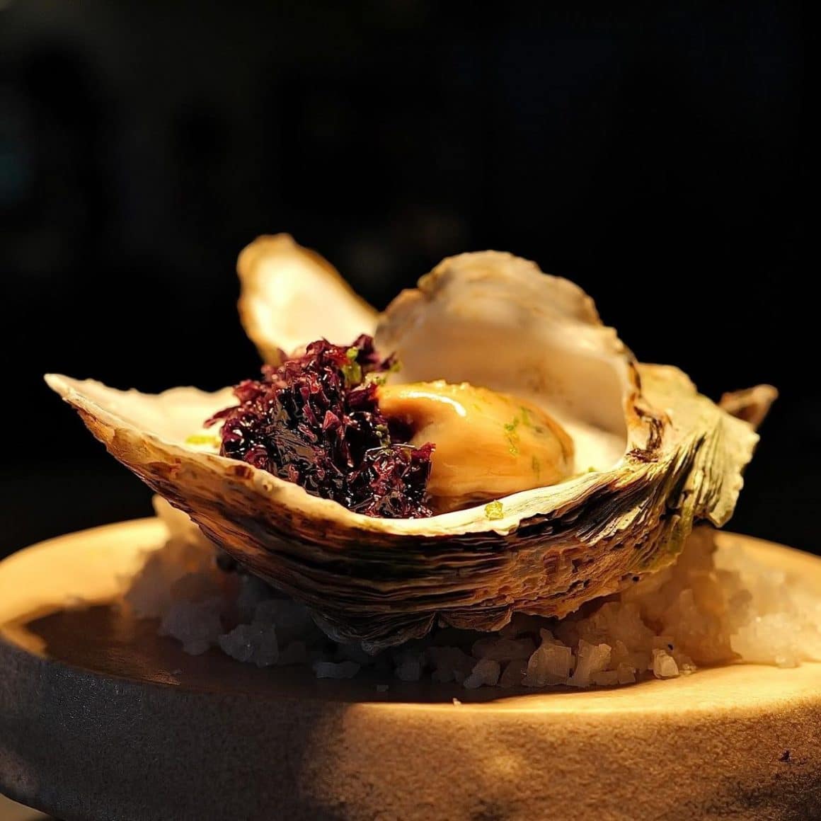 o stridie decorată cu flori comestibile